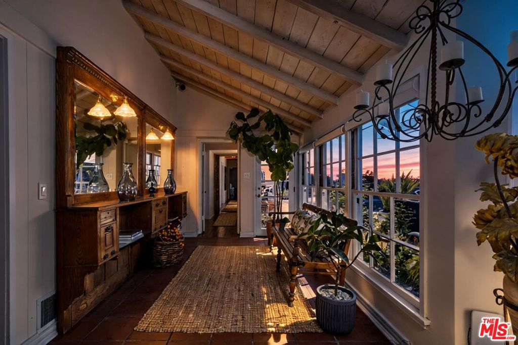 https://media.crmls.org/mediaz/071692ab-4546-44cb-93ac-a59330b22bd8.jpg?preset=X-Large