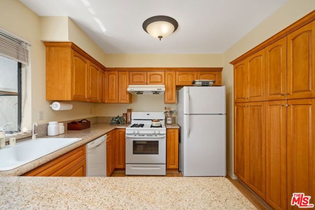 555 West Wilson Avenue, 2 photo 7