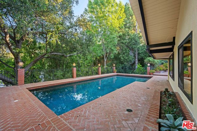 17449 Sumiya Drive, Encino CA: https://media.crmls.org/mediaz/071823da-e7c2-4fec-ba05-9842fa6acd8b.jpg