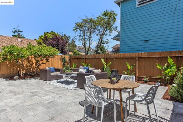 1026 Court St, Alameda CA: https://media.crmls.org/mediaz/07183955-7215-457d-b9dc-1693f21e6e2e.jpg