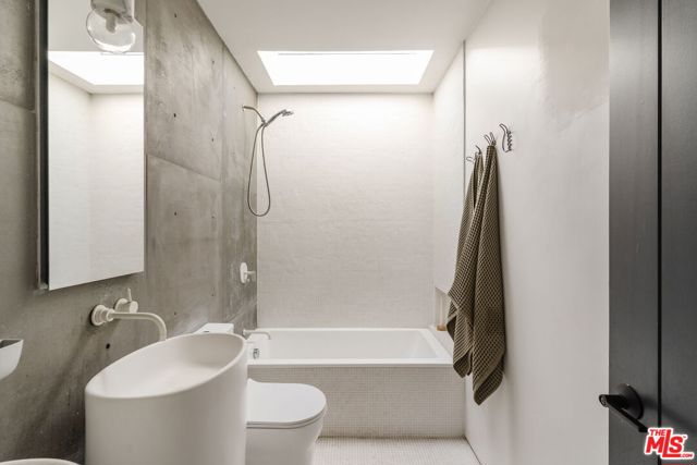 4128 Baywood Street, Los Angeles CA: https://media.crmls.org/mediaz/07189e9f-d3a7-4665-aae5-90eb270291c8.jpg