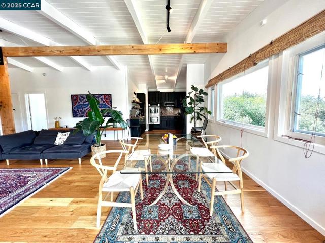 5915 ALHAMBRA AVE, Oakland CA: https://media.crmls.org/mediaz/0718b27a-5522-4d56-bc25-f6e8e5084883.jpg