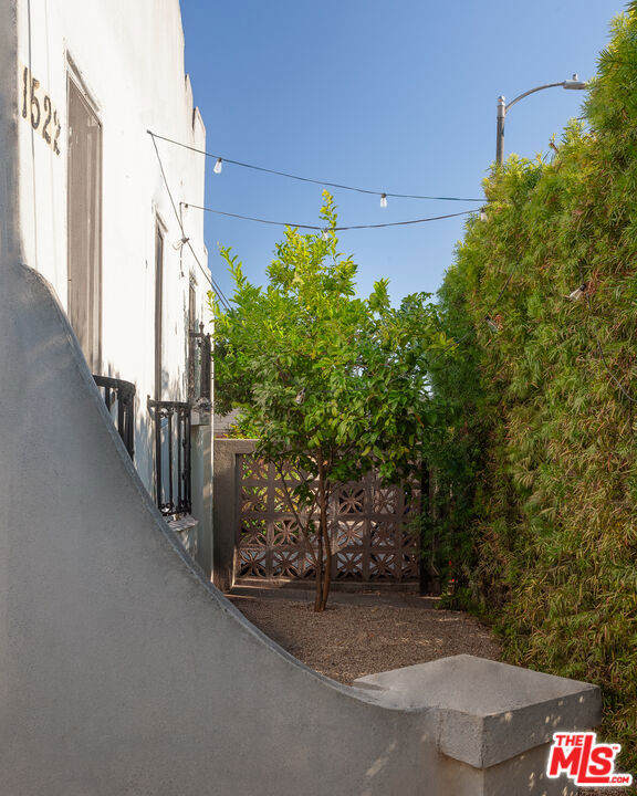 1520 Menlo Avenue, Los Angeles CA: https://media.crmls.org/mediaz/0718bace-292f-4f87-bccc-91e0adf72fcf.jpg