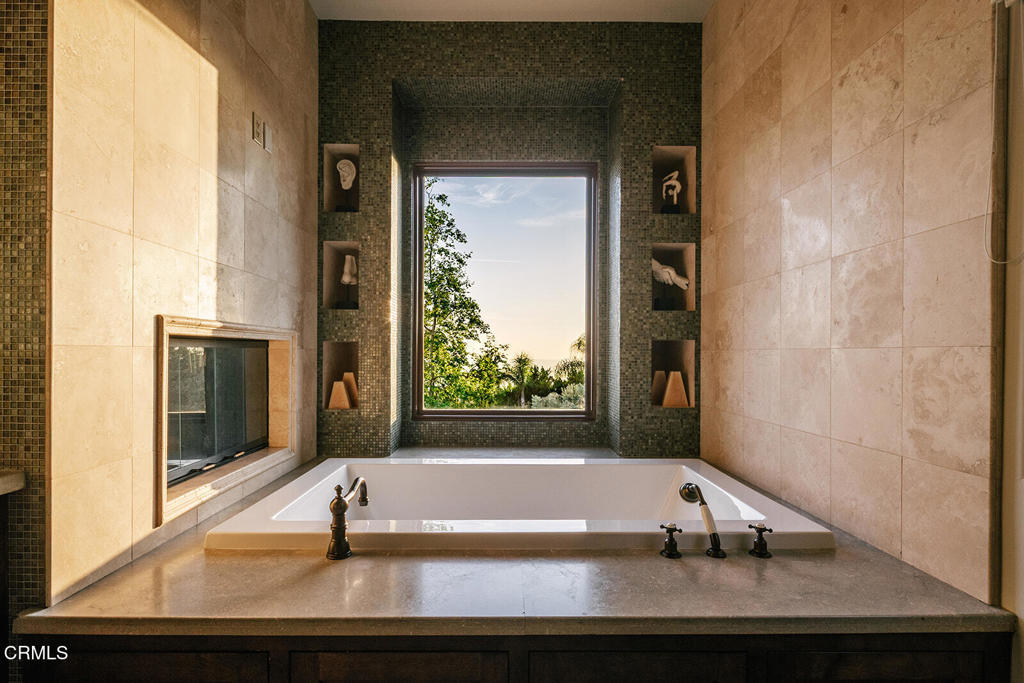 https://media.crmls.org/mediaz/0718e855-cfac-4a82-a1dc-c33a0b57ec8c.jpg?preset=X-Large