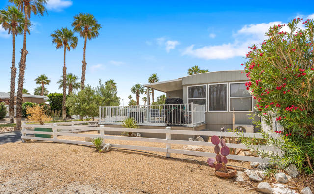 16400 Bubbling Wells Road, Desert Hot Springs CA: https://media.crmls.org/mediaz/0719113e-cc89-4373-9aaf-e644f300fef6.jpg