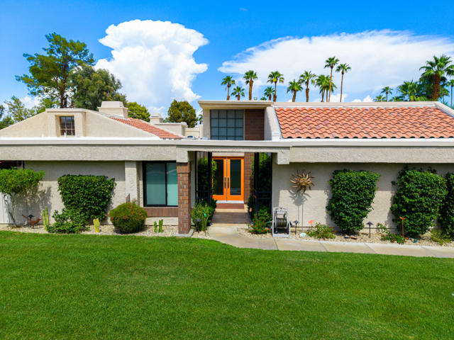 35983 Paseo Circulo E, Cathedral City CA: https://media.crmls.org/mediaz/07191ed7-a359-4f8f-bc69-aa246a6ca595.jpg