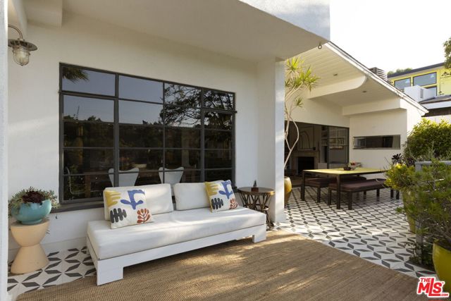 2500 Carman Crest Drive, Los Angeles CA: https://media.crmls.org/mediaz/071beef0-3cb1-4d99-bc43-6fb4ed2f3417.jpg