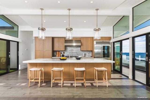 5527 Calumet Ave, La Jolla CA: https://media.crmls.org/mediaz/071c3c41-8d0a-4cc8-811a-86ac7f6aa271.jpg