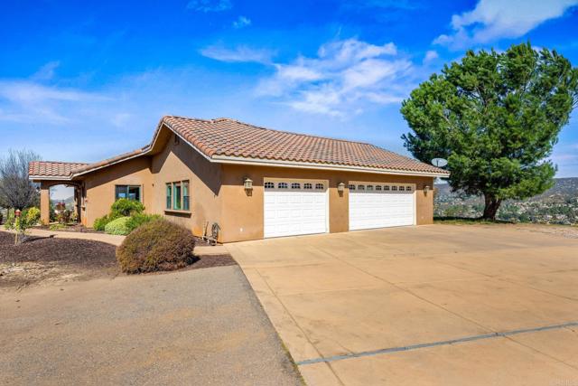 15636 Sage Hill Drive, Ramona CA: https://media.crmls.org/mediaz/071c8734-b2b8-44f4-99a3-dde7de32b487.jpg