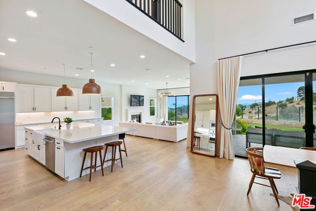 21316 Poema Place, Chatsworth CA: https://media.crmls.org/mediaz/071caba0-e31d-429c-91db-40d20b588038.jpg