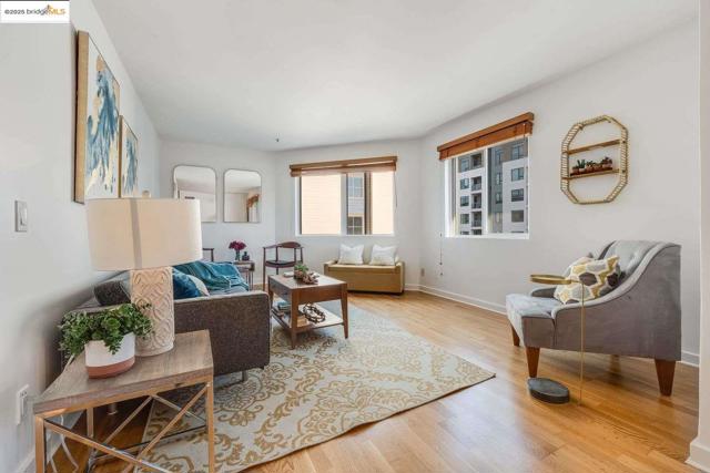 6400 Christie AVE, Emeryville CA: https://media.crmls.org/mediaz/071cb97b-aa26-4b2c-8410-c67e45265854.jpg