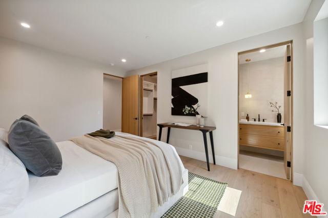 5036 Woodley Avenue, Encino CA: https://media.crmls.org/mediaz/071cd7ad-8b98-4401-8884-960c9ff02bb2.jpg