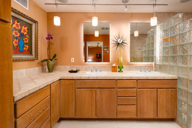 444 N Burton Way, Palm Springs CA: https://media.crmls.org/mediaz/071d62fb-5886-4a88-9b32-945fe653fa27.jpg