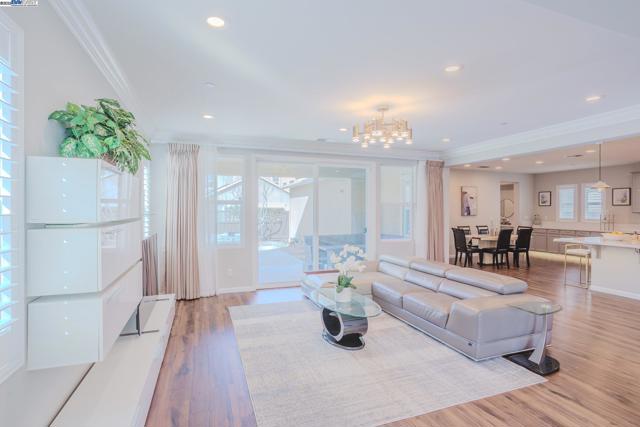 2239 Jessica Way, Tracy CA: https://media.crmls.org/mediaz/071d9c29-75fd-4743-94c5-9d88aba4260c.jpg
