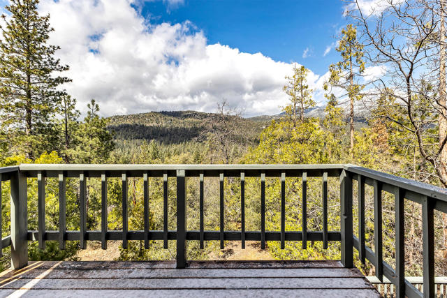 53184 Double View Drive, Idyllwild CA: https://media.crmls.org/mediaz/071e74a5-790d-4533-91bc-b26ad664ae8c.jpg