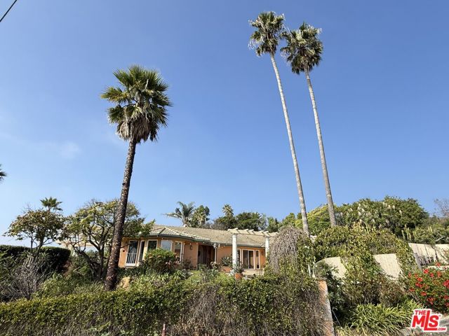 20776 Big Rock Drive, Malibu CA: https://media.crmls.org/mediaz/071ee3e2-a3e6-4343-ae20-d0f1c497bb5b.jpg