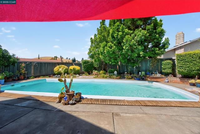 2173 Madrone Dr, Fairfield CA: https://media.crmls.org/mediaz/071ef1dd-01ee-4f0a-bd0e-4a8b7efcedf2.jpg