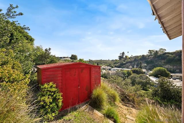 6371 Celia Vista Dr, San Diego CA: https://media.crmls.org/mediaz/071ef246-1203-4c47-8059-cb3ae59006c8.jpg