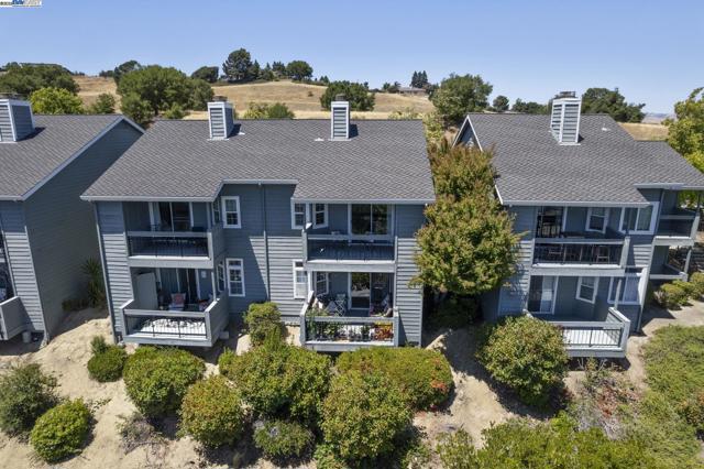 7710 Canyon Meadow Cir, Pleasanton CA: https://media.crmls.org/mediaz/071f02e0-ef61-43f6-866a-350428107394.jpg