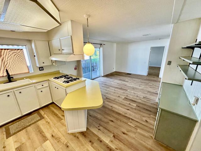 Detail Gallery Image 8 of 31 For 2130 Sunset Dr. #14,  Vista,  CA 92081 - 2 Beds | 2 Baths