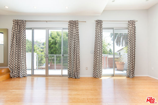 3907 De Longpre Avenue, Los Angeles CA: https://media.crmls.org/mediaz/071fbf25-e770-4590-bd0d-1d595cd9517c.jpg