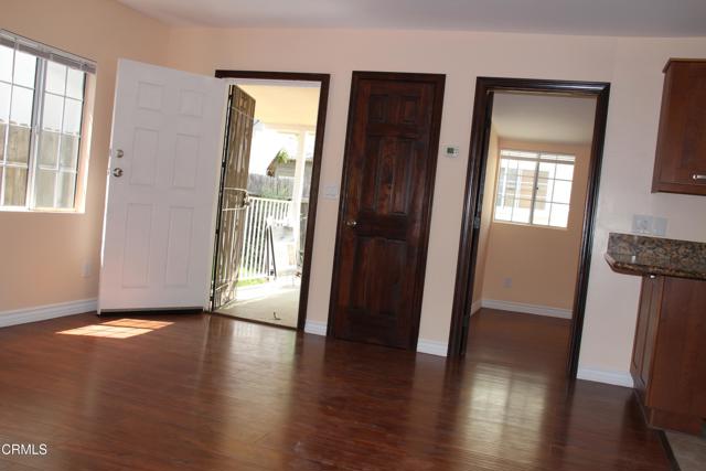 1726 1/2 Chevy Chase E Drive, Glendale CA: https://media.crmls.org/mediaz/071fe435-6261-4014-ab7c-8e68eefe2e9f.jpg