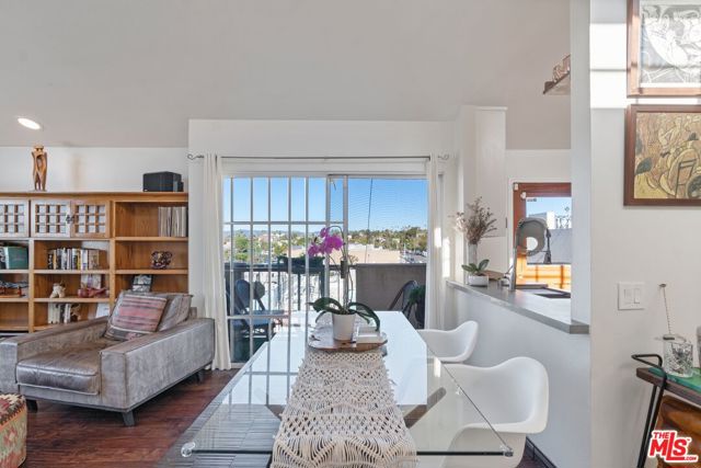 12311 Pacific Avenue, Los Angeles CA: https://media.crmls.org/mediaz/0720529b-da00-4cd6-9dce-f2ead9391e42.jpg