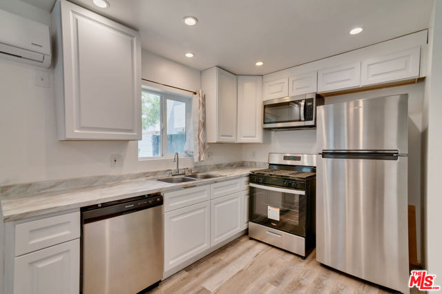 15011 Hartsook Street, Sherman Oaks CA: https://media.crmls.org/mediaz/07205a1d-0175-4d08-9589-44479ff7fcbe.jpg