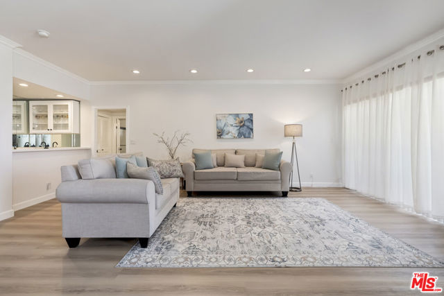 828 S Bedford Street, Los Angeles CA: https://media.crmls.org/mediaz/07212d0b-e47c-4609-8102-dd48b72cff6c.jpg