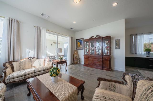 477 Marina Heights Drive, Marina CA: https://media.crmls.org/mediaz/07219036-2310-4bf9-9b3d-96bb9565a0b9.jpg