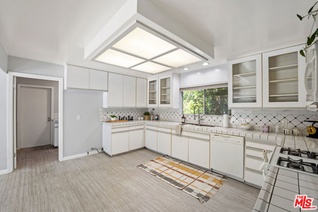 23246 Canzonet Street, Woodland Hills CA: https://media.crmls.org/mediaz/07222d98-081f-4d91-962f-b5ba04e9f485.jpg