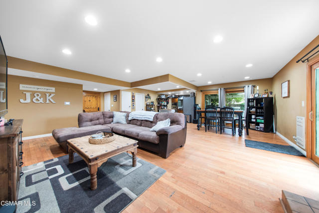 2719 Licia Place, Simi Valley CA: https://media.crmls.org/mediaz/07222dfe-240e-44b1-b84c-59f1e89ed939.jpg