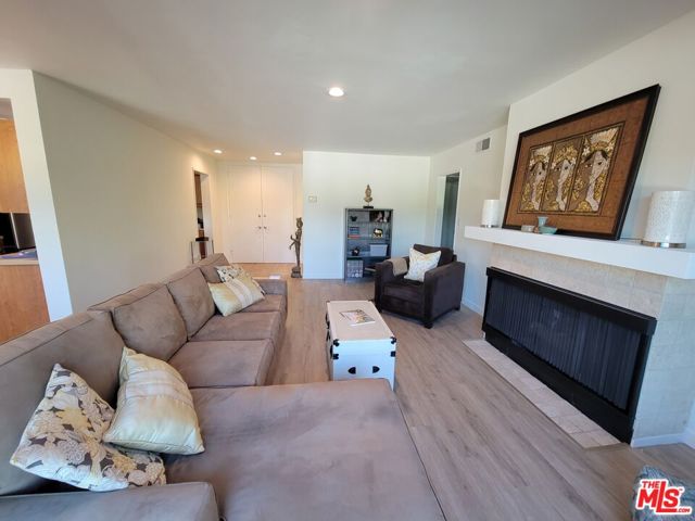 10707 Camarillo Street, 309 photo 7