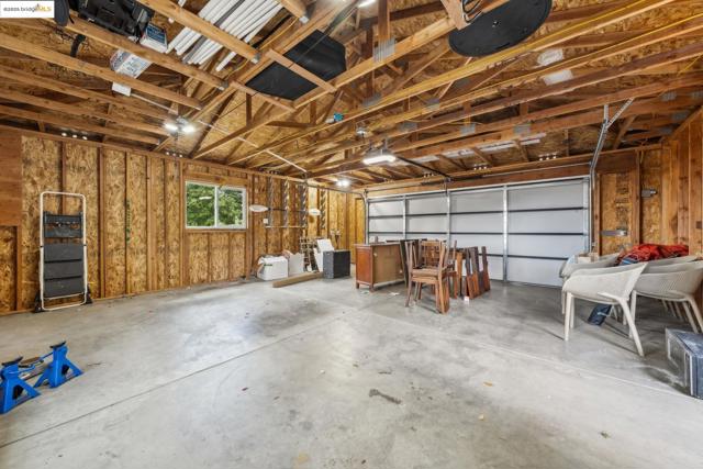 6951 Chambers Dr, Oakland CA: https://media.crmls.org/mediaz/0723d99a-0244-4e41-a65c-ae2f138cc232.jpg