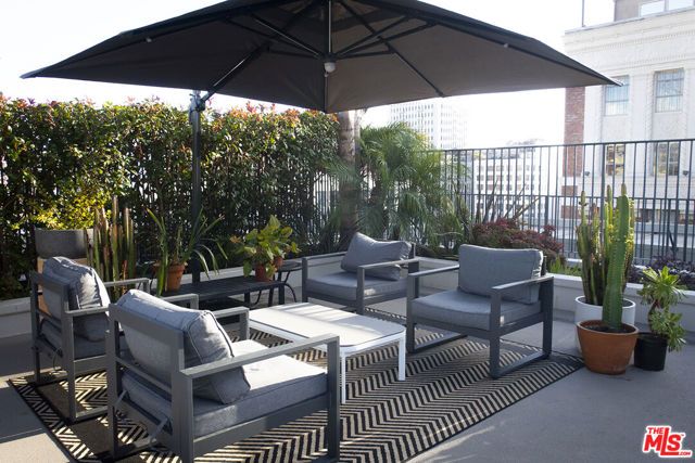 315 W 5th Street, Los Angeles CA: https://media.crmls.org/mediaz/07244007-6f11-4f60-8863-4356461965f6.jpg