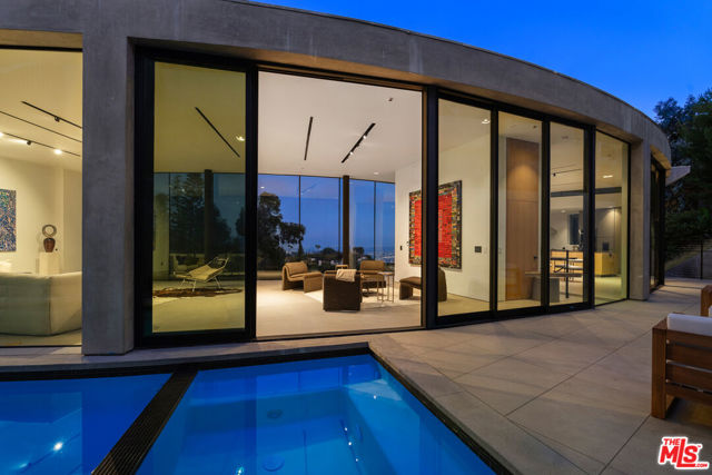 9277 Thrush Way, Los Angeles CA: https://media.crmls.org/mediaz/0724a8ca-5797-4818-8cc9-63264b8050d8.jpg