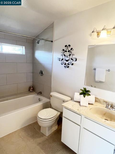 109 Scotts Chute Ct, Richmond CA: https://media.crmls.org/mediaz/0724ebce-6caf-42cd-9263-a77f0b1be1d8.jpg
