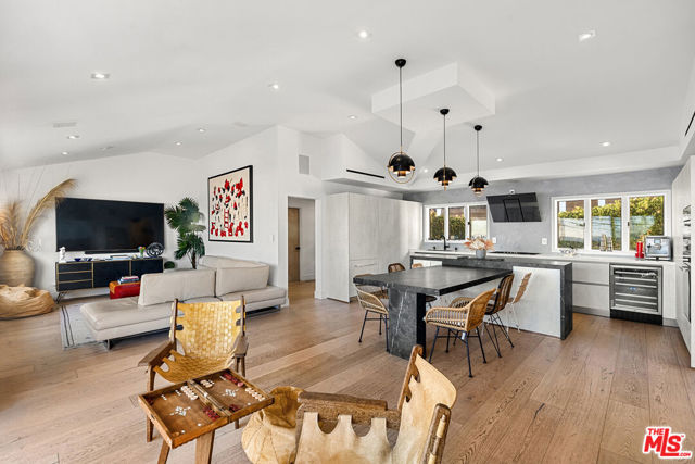21715 Rambla Vista, Malibu CA: https://media.crmls.org/mediaz/07251868-faa2-4fb5-b048-ed6d744d177d.jpg