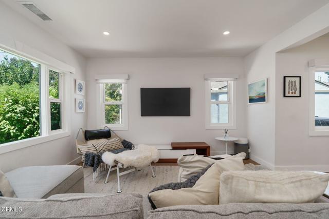 913 W Victoria Street, Santa Barbara CA: https://media.crmls.org/mediaz/07251c16-924b-465a-a09a-00d9796a2eab.jpg