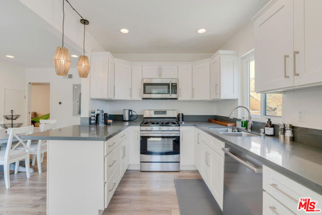 5343 TENDILLA Avenue, Woodland Hills CA: https://media.crmls.org/mediaz/07252c79-e552-4254-b240-f6e582b45727.jpg