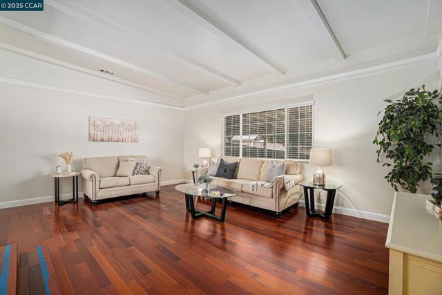 1543 Heartwood Dr, Concord CA: https://media.crmls.org/mediaz/07263e75-75f4-4bbc-af50-143a1cfbd0a5.jpg
