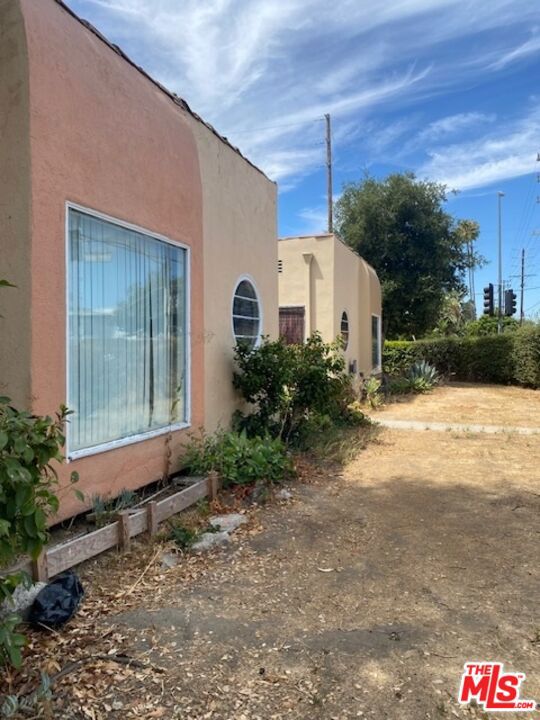 11758 Magnolia Boulevard photo 6