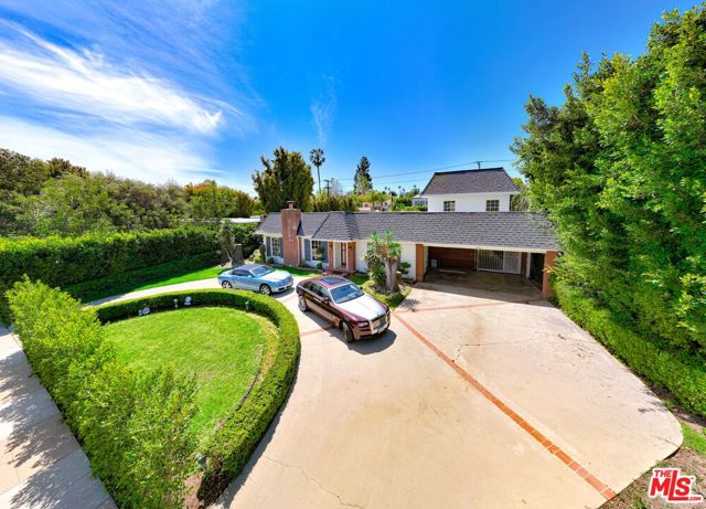 525 N Rexford Drive, Beverly Hills CA: https://media.crmls.org/mediaz/07272c9d-d468-4052-9181-7edcdd068308.jpg