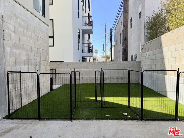 5813 Lexington Avenue, Los Angeles CA: https://media.crmls.org/mediaz/0727450e-932b-4d05-b91f-7e3772375695.jpg