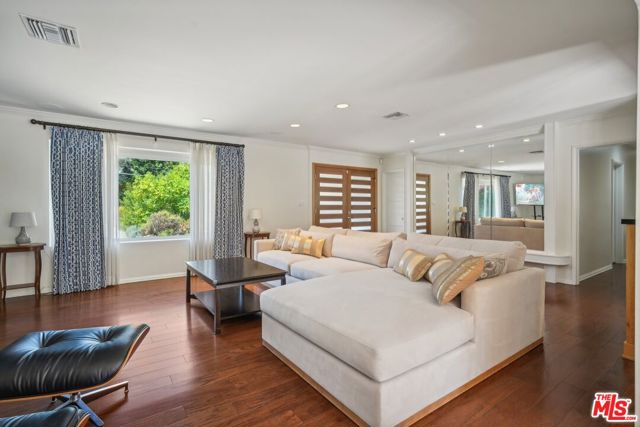 13518 Kittridge Street photo 4