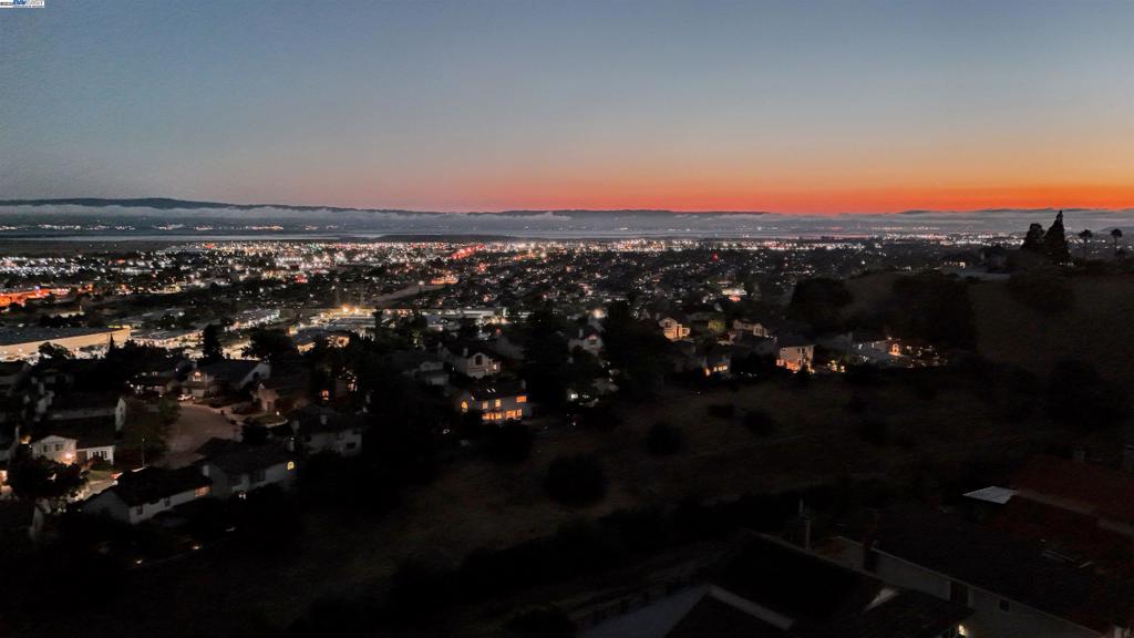 https://media.crmls.org/mediaz/0727990d-6286-406f-9ac8-7c8ae1aaf9fb.jpg?preset=X-Large