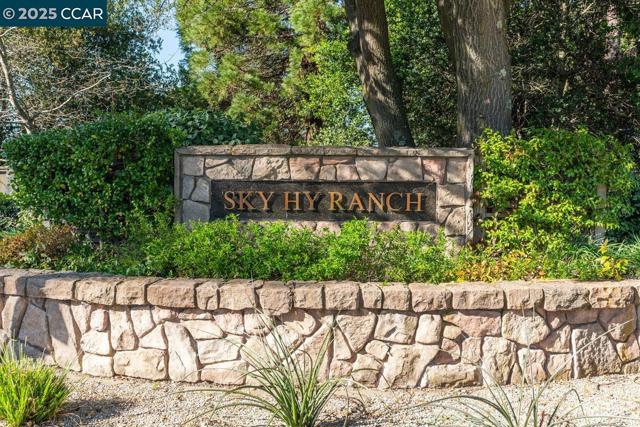 625 Sky Hy Cir, Lafayette CA: https://media.crmls.org/mediaz/07279af3-d5dd-4996-925e-cccf2dcb57da.jpg