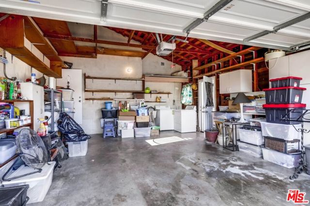 1060 E 45th Way, Long Beach CA: https://media.crmls.org/mediaz/072837ee-7ba8-4940-bb60-11e5d7662ba3.jpg