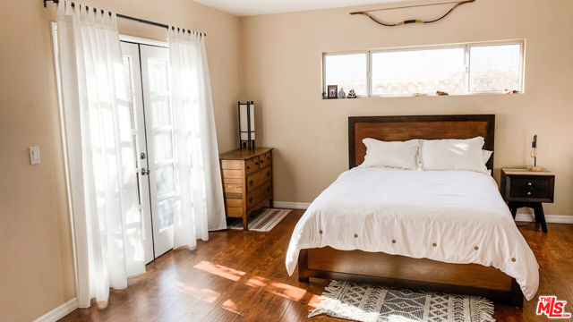 1975 S Crescent Heights Boulevard, Los Angeles CA: https://media.crmls.org/mediaz/0728483d-923f-40e3-9046-3d90885c9634.jpg
