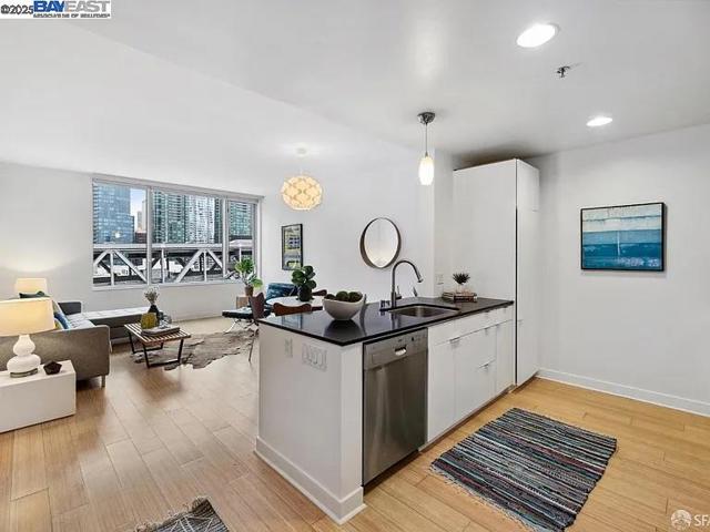 0 501 Beale Street, San Francisco CA: https://media.crmls.org/mediaz/07298121-4b55-4a69-9a29-30c04248e372.jpg